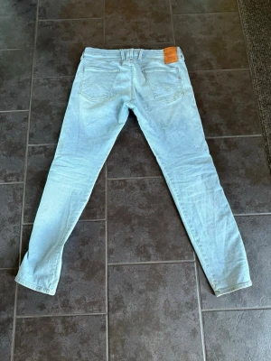 Replay jeans - Säljer ett par sjukt snygga Replay jeans i storlek 34/32 sitter som 32 i midjan! 10/10 skick! Hör av er vid frågor och funderingar// Lutino UF