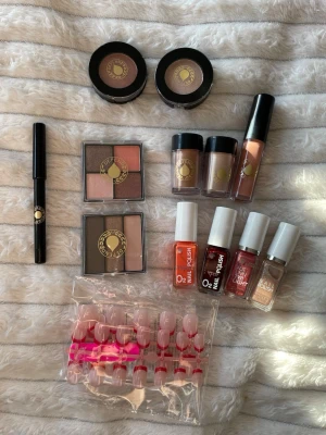 Stort Oriflame smink- och nagelkit - Ett komplett kit med Depend- smink: två ögonskuggspaletter, två singelögonskuggor, eyeliner, fyra nagellack i olika färger, två ”shimmer” , ett läppglans och ett set  lösnaglar. Allt är nytt från deras julkalender 2025 ❣️extra gåva vid varje köp!