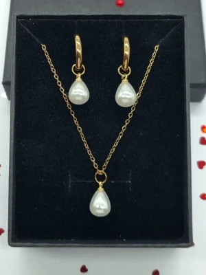 Elegant smyckeset  - Elegant smyckeset. Halsbandets längd är 40–45 cm, örhängenas längd är 2,8 cm. Material-rostfritt stål. En perfekt present till dig själv eller någon du tycker om.🥰❤️🎁✨️