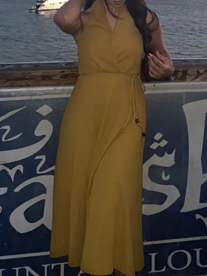  Zara klänning halterneck - Snygg gul långklänning med halterneck. Klänningen har knyt i midjan och är lätt öppen rygg. Använd en gång 
