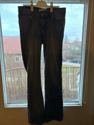 Ljusblå bootcut jeans - Snygga ljusblå bootcut jeans med klassisk femficksdesign och låg midja. Jeansen har subtila slitningar och raka ben som går ut lite nedtill. Perfekta för en avslappnad och trendig look. Materialet är denim i bomull. Super snygga fickor med små stenar! Sista bilden visar färgen bäst💓