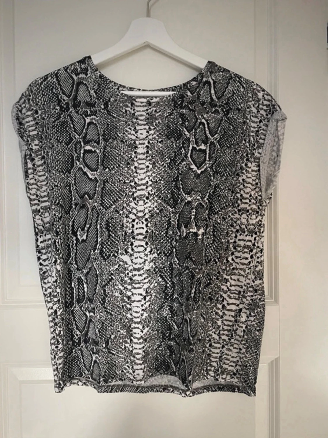 Svartvit topp med ormmönster