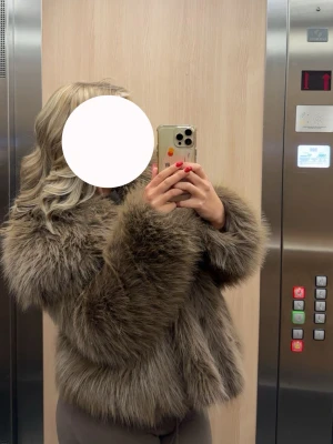 Brun fluffig fuskpälsjacka - Säljer en supermjuk och fluffig fuskpälsjacka i brun nyans. Fint skick.