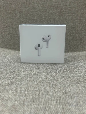 Apple AirPods Pro 3 trådlösa hörlurar - Apple AirPods Pro 3 är vita, trådlösa in-ear hörlurar med stilren design och silikonproppar. De levereras i en kompakt laddningsetui och är kompatibla med USB-C. Perfekta för musik, samtal och träning.