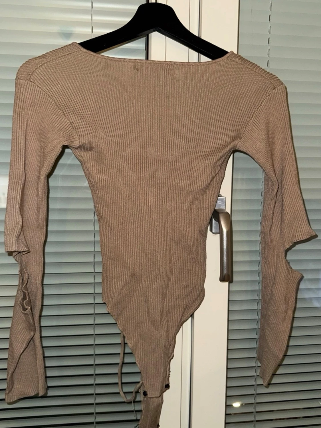 Beige ribbad body med V-ringning - 1