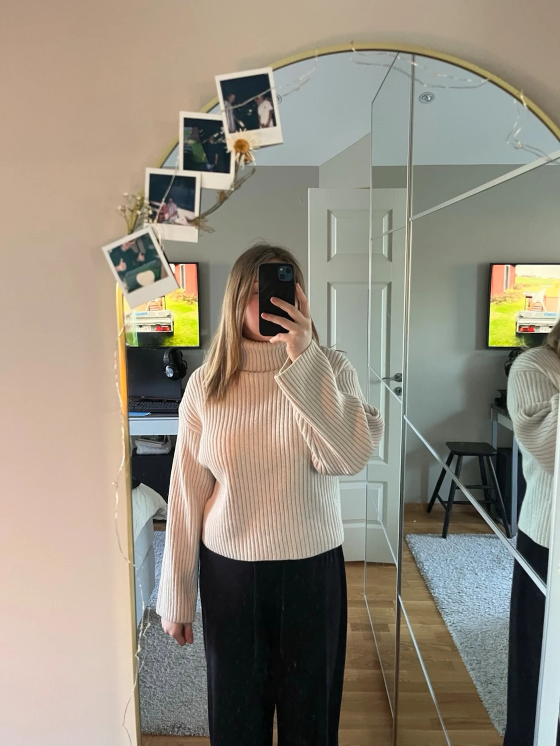 Vit ribbstickad polotröja