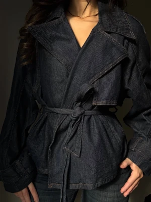 Mörkblå jeansjacka med knytskärp - Mango mörkblå jeansjacka med vida ärmar och knytskärp i midjan. Använd enstaka gånger🤍