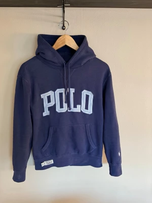 Polo Ralph Lauren hoodie - Säljer min otroligt snygga och unika Ralph lauren hoodie. Hoodien är i som nyskick, endast använd fåtal gånger.