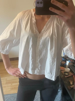Vit blus med trekvartsärm från H&M - Fin populär blus från hm! Använd en gång 