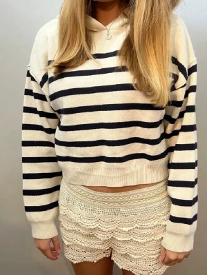 STICKAD HOODIE - En så skön stickad hoodie med svarta ränder. Den vita färgen är créme vit! Den köptes för 499kr på Zara och den har inte använts alls efter, kanske 2 gånger. 💖🦓