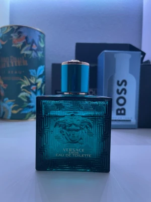 Versace Eros Eau de Toilette - Mängd enligt bild, kan sälja samples eller byta parfym. Kom om du har minsta lilla fråga! Checka gärna in min profil för kläder och parfym!📦