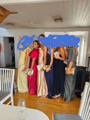 Balklänning - Jag säljer nu min SVINSNYGGAAAA BALKLÄNNING😭Den är i jättebra skick! Jag är mellan storlek M/L, samt ca 160 cm lång. Kontakta mig för mer info!💕