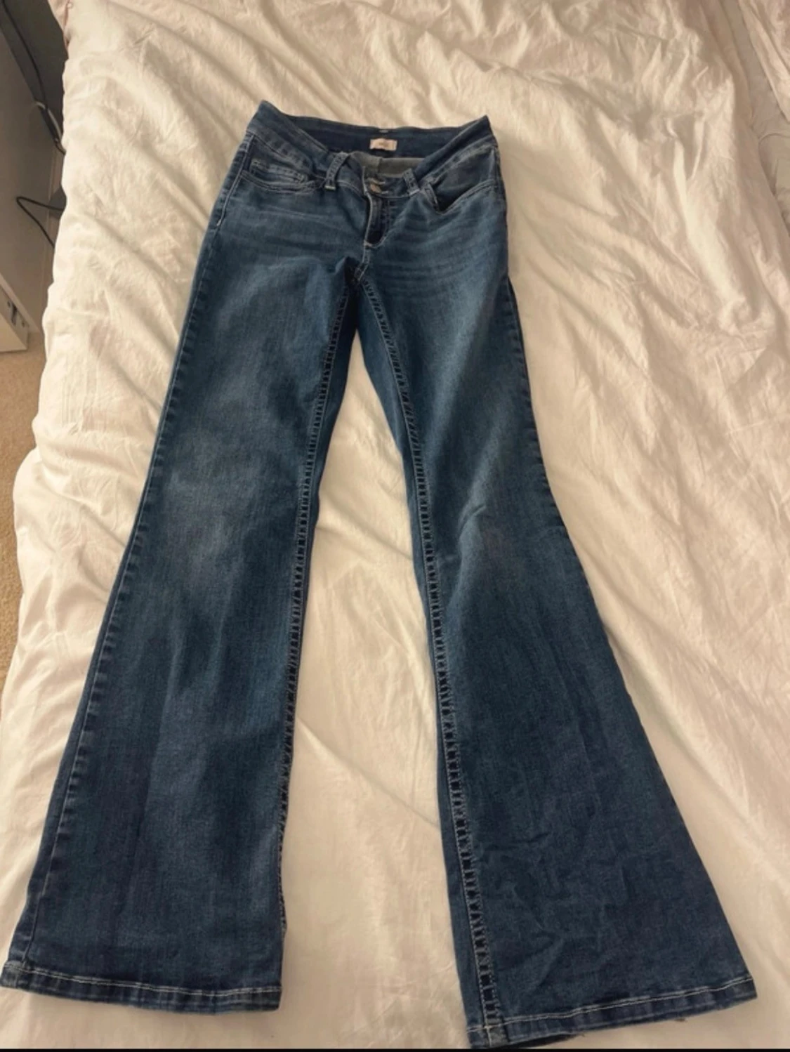 Blå bootcut jeans med broderade fickor