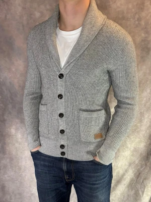 Peak Performance Ull Cardigan - Stl S - RIKTIGT FET PEAK PERFORMANCE CARDIGAN! Mycket bra skick: 9,5/10, inga defekter | Stl: S, Modellen är 175cm och väger ca 77kg och sitter perfekt! | Hör av dig vid frågor // Galgen 🫡