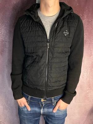 J.lindeberg cardigan - Mycket fint skick | Size M (modellen är 188 cm 75 kg) | fraktar spårbart inom 24 timmar | för att köpa klicka ”köp nu” | vid frågor eller funderingar skriv ett meddelande | följare får bättre rabatter🙌