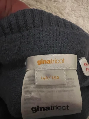 Mörkblå stickade leggings Gina Tricot - Mörkblå stickade leggings från Gina Tricot med bred ribbad midja. Sköna och stretchiga med raka ben, perfekta för en avslappnad och trendig look. Materialet är mjukt och passar bra till många olika outfits.