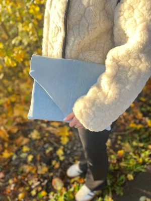 Datorfodral  - Jag säljer nu datorfodral åt mitt uf företag. De är sydda av mig och en annan tjej och gjorda av återvunna jeans. De passar datorer elr ipads som har måtten 30cm * 23cm eller mindre. Jätte kul om just du vill stötta vårt uf företag och även bidra till minskad miljöpåverkan samt få ett unikt datorfodral.