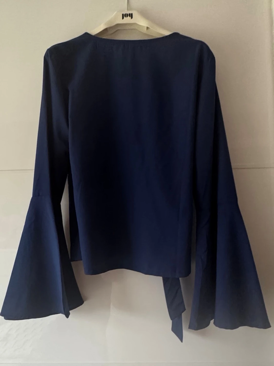 Mörkblå omlottblus från NA-KD - 2