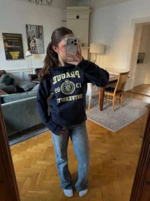 Mörkblå hoodie från Prague University - Prague hoodie med gul text!💙