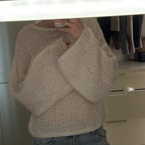Beige oversized stickad tröja - Säljer en beige oversized stickad tröja med breda ärmar och grovstickat mönster. Tröjan har en avslappnad passform och rund halsringning, perfekt för en chill och trendig look.
