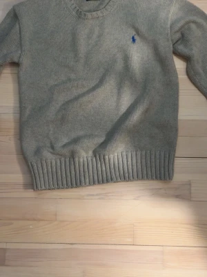 Ralph lauren stickad tröja - Säljer en Ralph lauren stickad tröja i storleken S. Storleken kan vara lite större än vad det står. 