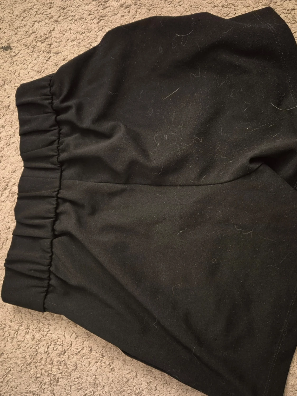 Svarta högmidjade shorts med knappar - 1