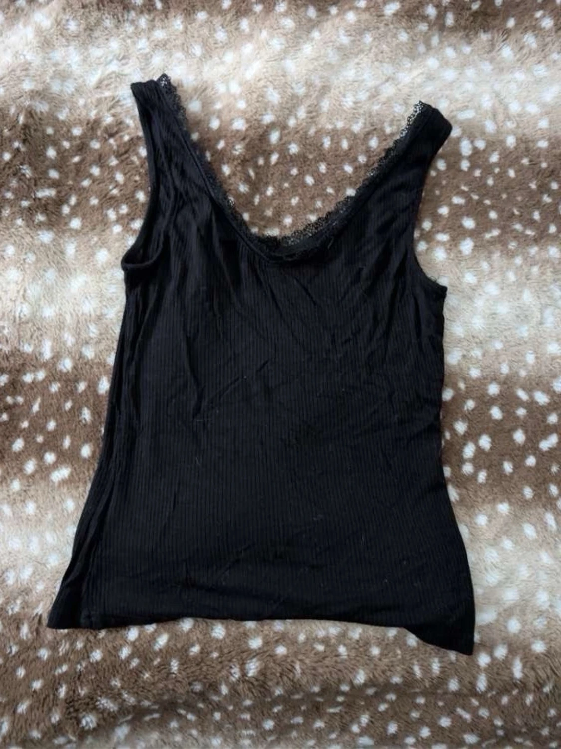 Svart ribbat linne med spetskant