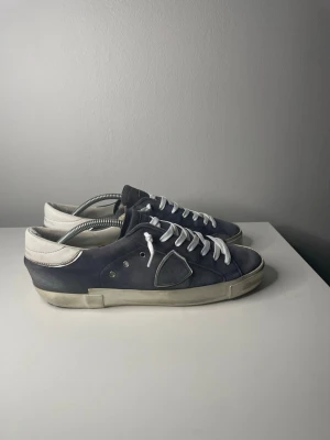 Philip modell  - Säljer nu ett par mörkblåa Philip modell som är en väldigt eftertraktad färg,box och extra skosnören kommer med,hör av er vid minsta fundering 