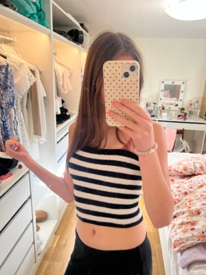 Tub topp randig  - Jättefin randig tub topp från H&M! Storlek XS, jättefint skick använd ca 2ggr💖