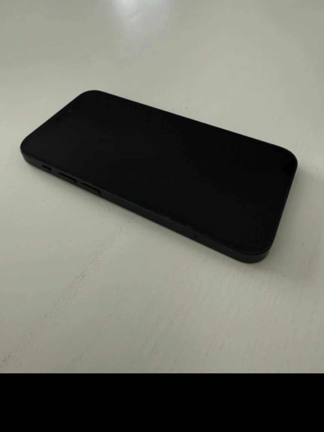 Svart iPhone 12 mini med slimmad design - 1