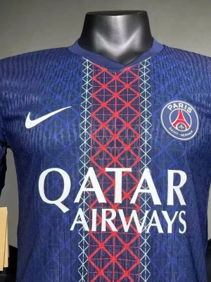PSG matchtröja blå Nike - Snygg blå PSG matchtröja från Nike med Paris Saint-Germain klubbmärke på bröstet och Qatar Airways som sponsortryck. Tröjan har ett rött och vitt grafiskt mönster längs mitten, korta ärmar och rund hals. Tillverkad i lätt och ventilerande material, perfekt för fotboll.