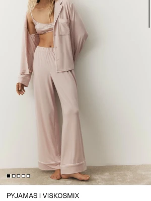 Pyjamas från H&M helt ny! - Säljer en pyjamas från H&M jag fått i present som dessvärre inte passar mig. Jätte fin och superskön material. Storlek XS. Prislapp hänger kvar. 