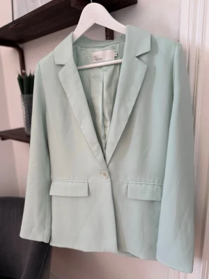 Ljusgrön kavaj  - Snygg ljusgrön/mintgrön kavaj från Nelly, lite oversize 💚