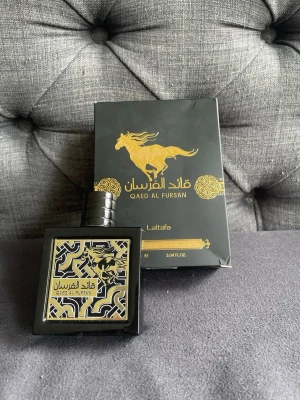 Parfym Qaed al fursan🍍🪵 - En parfym från lattafa med noter av ananas och andra frukter perfekt för sommaren skulle säga att det är 80-100ml kvar