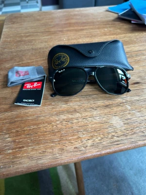 Ray-Ban Bill solglasögon  - Snygga svarta Bill solglasögon från Ray-Ban med klassisk båge och mörka linser. Kommer med originalfodral, putsduk och Ray-Ban booklet. Perfekta för dig som vill ha en tidlös och cool look.
