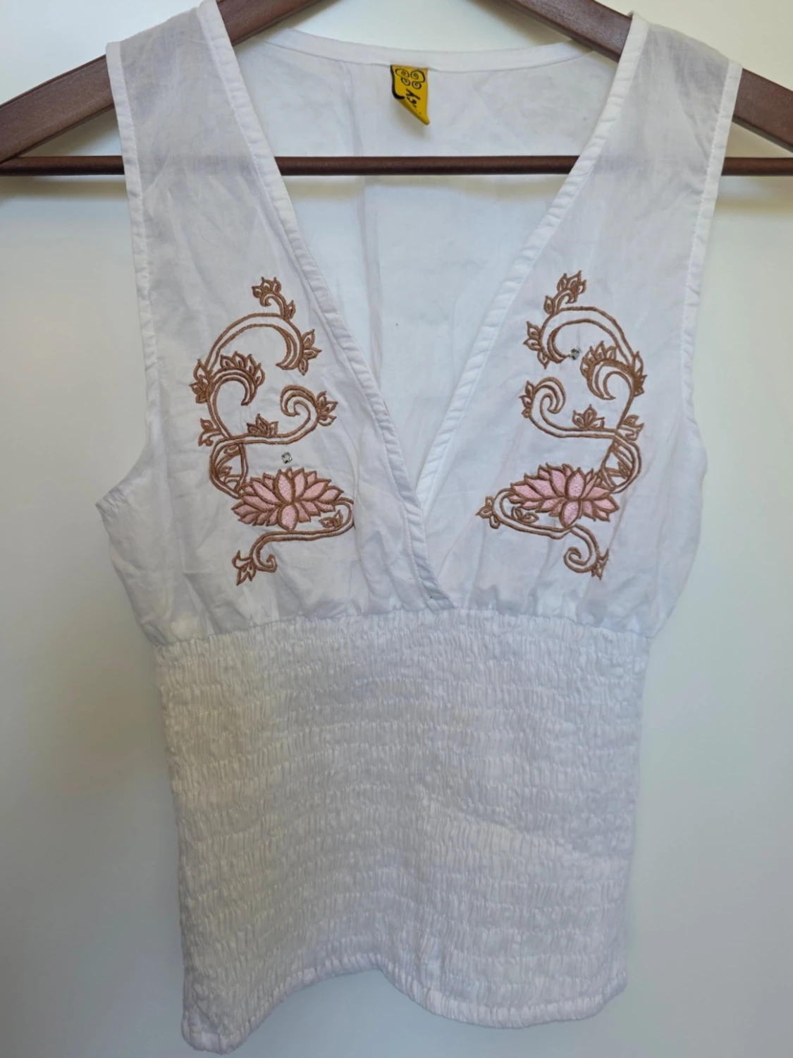 Vit topp med broderade detaljer  - 2