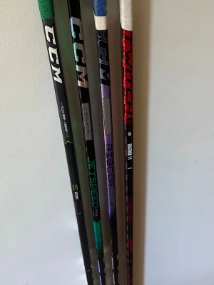 Blandade ishockeyklubbor  - Säljer nu av ett gäng hockeyklubbor från Bauer och ccm. Alla klubbor är Left där vissa är helt ny och vissa är i bra använt skick. Det är avancerade top of the line klubbor som funkar för både nybörjare och proffs i olika åldrar. Nypris på dem flesta klubborna är runt 2500. Hör av er vid minsta lilla fråga eller fundering angående exempelvis skick, flex och böj. Det går bra att köpa allt i ett paket eller enskilda klubbor. Man kan hämta klubborna på plats eller kan dem skickas.