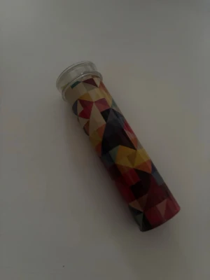 Färgglad kalejdoskop  - Säljer ett kalejdoskop med färgglatt geometriskt mönster på utsidan. ger coola mönster när man tittar igenom. Perfekt för dig som gillar optiska illusioner och roliga prylar.