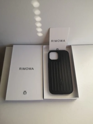 Rimowa mobilskal phonecase iphone 15 - storlek för iphone 15. allt på bilderna ingår, färg svart, helt nytt