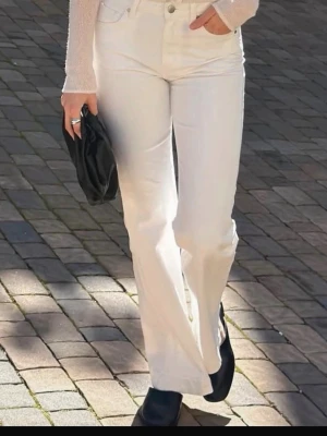 Vita jeans  - Vita jeans från Bikbok i modellen ”CAMILLE 5 POCKET FLARED JEANS 900” Storlek: 26 Innerbenslängd: 77 cm