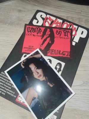 GOT the beat Stamp On It album set - Säljer ett albumset från GOT the beat – Stamp On It. Innehåller CD, fotokort och booklet med svart, röd och vit design. Perfekt för dig som samlar K-pop eller gillar Seulgi och SM Entertainment. Albumet har cool grafisk stil och exklusiva bilder.