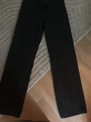 Helt nya svarta jeans - Storlek 24/32