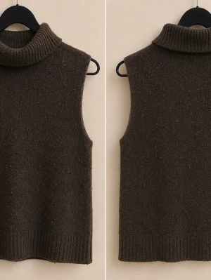 Brun stickad poloväst - Mysig brun stickad väst med hög polokrage och ribbade kanter. Perfekt att styla över en skjorta eller t-shirt för en trendig lager-på-lager-look. Västen har en enkel, rak passform och är tillverkad i ett mjukt material.