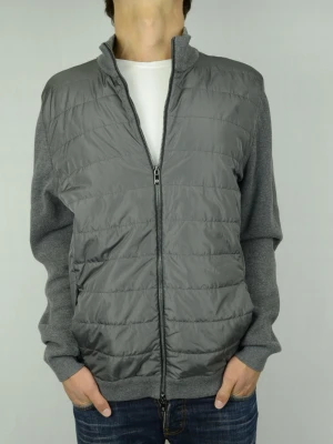 Massimo Dutti hybrid cardigan  - MASSIMO DUTTI HYBRID CARDIGAN Storlek : XXL Passform : Mycket mindre L/XL Användning : Jackan är i ett väldigt fint skick utan defekter Nypris : Cirka 1600SEK Modellen på bilden : 182CM och väger 73,5KG