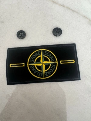 St0ne island + 2 knappar - 2 knappar + st0ne island badge