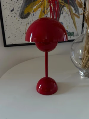 Svamplampa  - Svamplampa - Bordslampa i röd färg säljes för en billig peng.  Laddare ingår.
