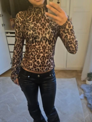 Leopardmönstrad mesh topp - Säljer en leopardmönstrad mesh topp 💕 Storlek M men sitter som S
