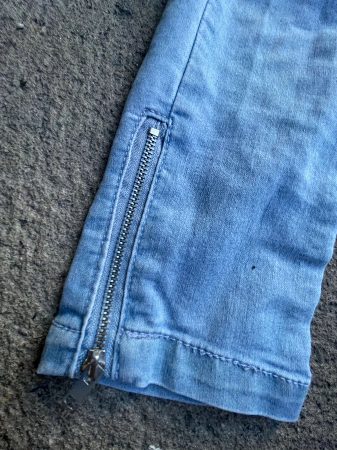 Ljusblå slitna skinny jeans - 2