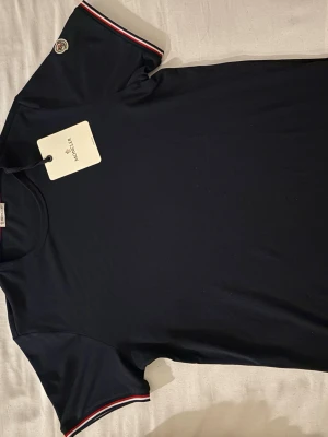 Mörkblå t-shirt från Moncler - Säljer en helt ny Moncler t-shirt. Nypris : 2300kr 