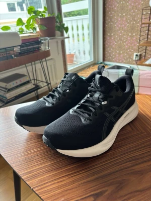 Asics gel pulse 16  - Helt oanvända endast provade löparskor från asics. Passar utmärkt för löpning men även för gym, promenader och i vardagen. Storlek EU 45. Nypris 1200 men säljer för 750. Finns kvitto men ingen låda.